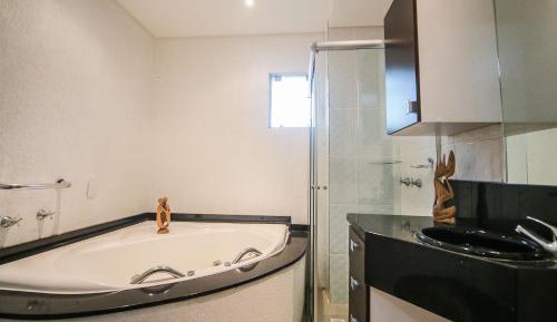 Queen Suite with Spa Bath