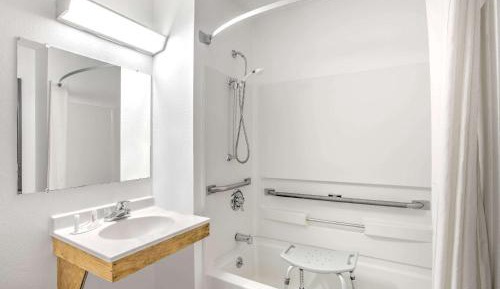 1 Double Bed, Mobility Accessible Room, Bathtub w/ Grab Bars, Non-Smoking