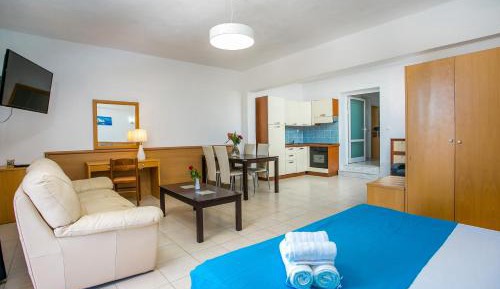 Family Suite (2 Adults + 2 Children)