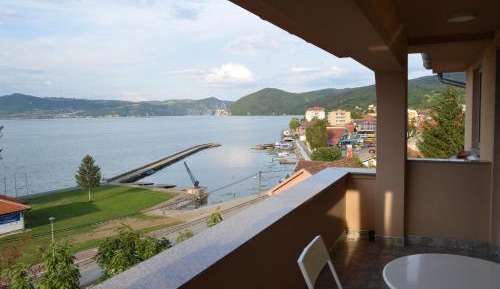 Apartment with Lake View