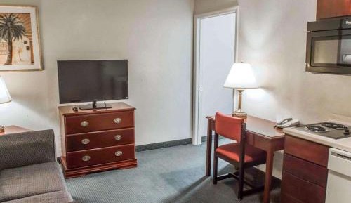 Efficiency Queen Room - Accessible/Smoking