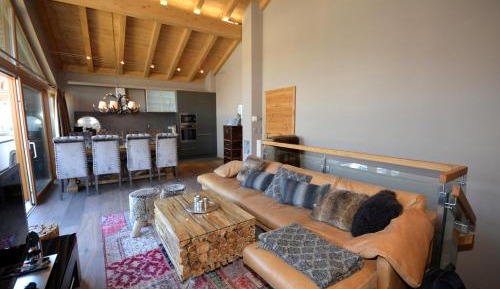 Three Bedroom Maisonette with Balcony
