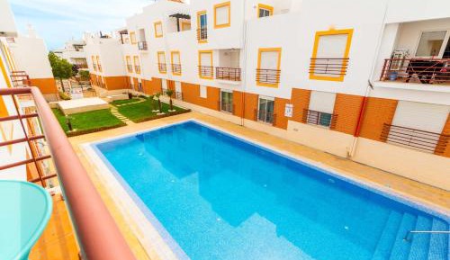 Apartment with Pool View 