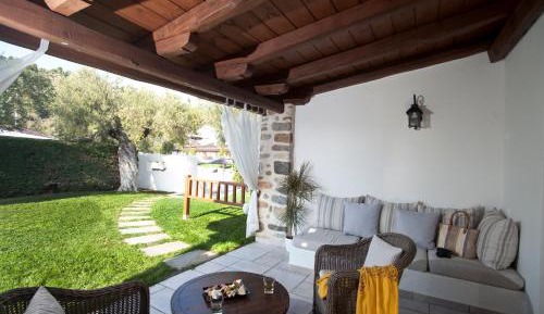Maisonette with front pool view 