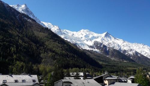 Apartment with Mountain View