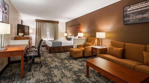King Suite with Sofa Bed - Pet Friendly/Non-Smoking