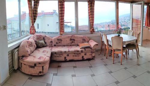 One-Bedroom Apartment with Sea View