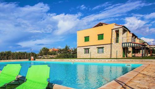 Apartment with Pool View 