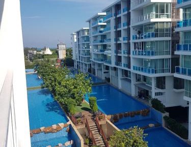 Apartment with Pool View 