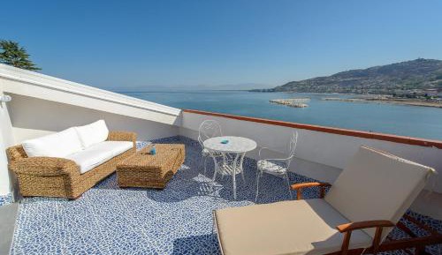 Deluxe King Room with Terrace and Sea View
