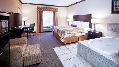King Room with Roll-In Shower and Jetted Tub - Mobility Accessible/Communication Assistance/Non-Smoking