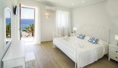 Deluxe Double Room with Balcony and Sea View
