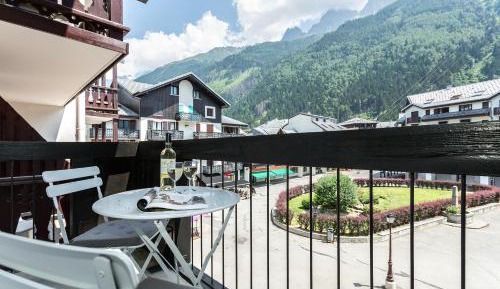 Apartment with Mountain View