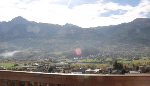 Apartment with Mountain View