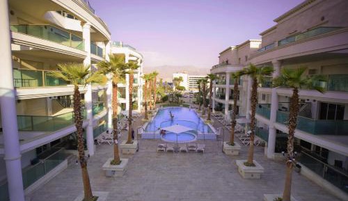 Apartment with Pool View 