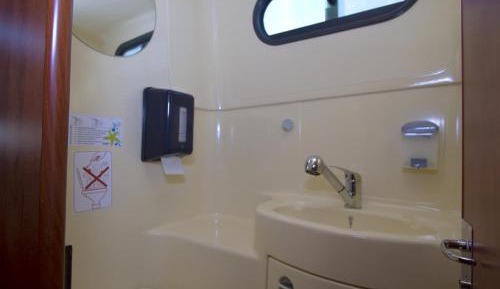 Boat (4 Adults + 2 Children)