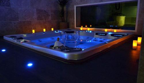 Suite with Hot Tub