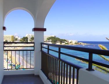 One-Bedroom Apartment with Sea View