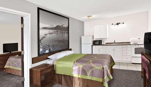 Deluxe Queen Suite