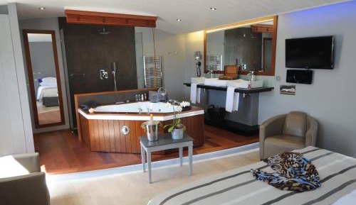Deluxe Suite with Spa Bath