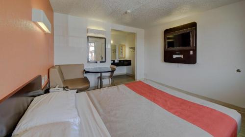 Queen Room - Disability Access - Roll in Shower