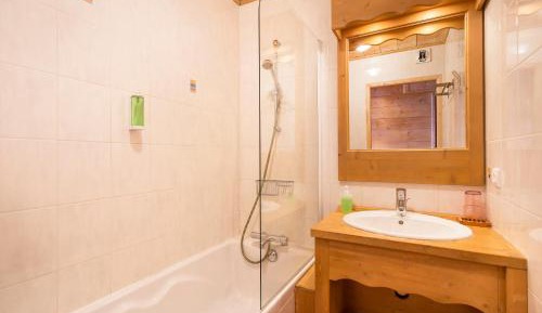 Deluxe Room (2 Adults + 1 Child)