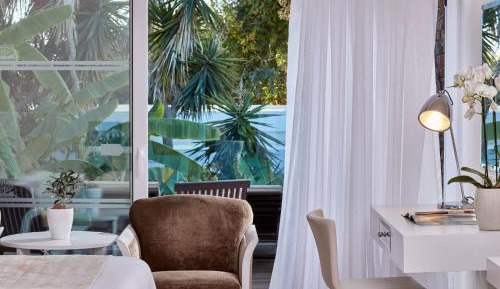 Bungalow Room 