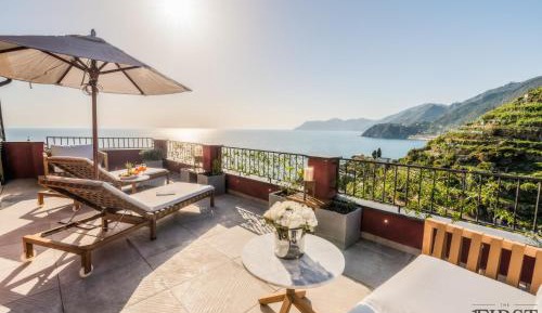 Royal Honeymoon Suite, Jacuzzi & Amazing Seaview Terrace 