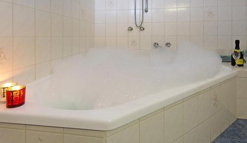 Deluxe Queen Room with Spa Bath