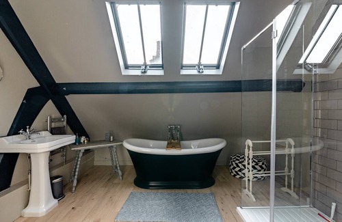 Chipping Norton Apartment | Ultramodern Loft in a Renovated Church in the Cotswolds