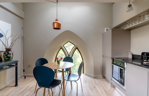 Chipping Norton Apartment | Ultramodern Loft in a Renovated Church in the Cotswolds