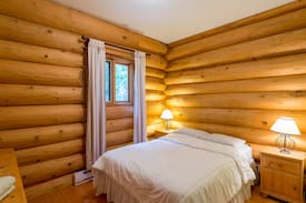 Pemberton Cabin | Lakefront Private Log Cabin - The Hummingbird