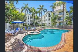 Main Beach Apartment | Chidori Court - Beautiful Garden/Pool view 2 Brm