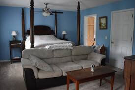 Batesville House | Castle on the Court-Spacious convenient 5BR 4.5 BA