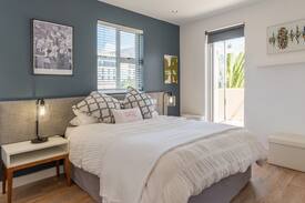 Sea Point Apartment | Sea Point Stunner!