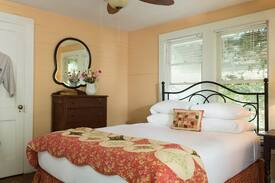 Cat Spring House | Charming 2BD Bungalow With Private Hot Tub