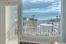 Bostwick Park Apartment | Beachfront condo with ocean views. Casa de Calma