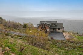 Garden City House | Expansive cabin w/ deck, lake/mountain views & Ping-Pong table!
