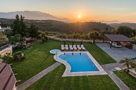 Kaloniktis Apartment | Amazing apt with pool access & Wifi