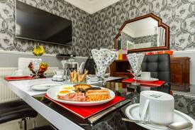 Dumbarton Bed & Breakfast | Clutha Bed & Breakfast, room Graham G82 5EW