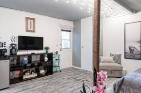 Marina Peninsula Apartment | Venice Beach Cottage Studio & Lush Backyard