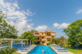 Radanovici Apartment | Cozy Apartment With Pool, Jacuzzi and Terrace