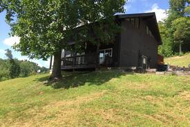 Campbellsville House | Hilltop Hideaway
