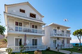 Amoudi Apartment | Villa Antoni Beachfront Apt FS4