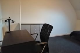 Bramming Bed & Breakfast | ( 2 ) Hyggeligt Enkelt værelse med skrivebord.