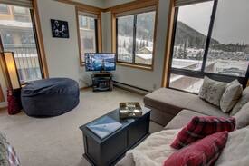 Mountain House Apartment | Slopeside 2746, walk to the lifts, FREE WIFI, quick access, HOT TUB By SummitCov