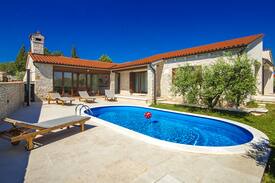 Kavran House | Magnificent Villa Vignola with pool near the sea