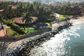 Las Glorias Villa | Beach Front Villa PV 6BR #7 BA SLP18/ Chef manager