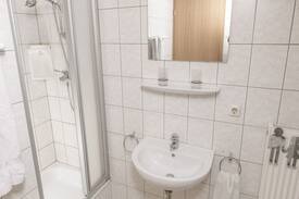 Iphofen House | Erlebnisbauernhof Stierhof, (Iphofen-Dornheim), Doppelzimmer mit Dusche und WC