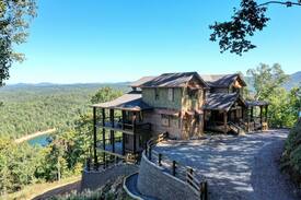 Blue Ridge Cabin | Serenity Cove- 7 BDR | 6 KINGs | Lake and Mnt. View | wheel chair accessible